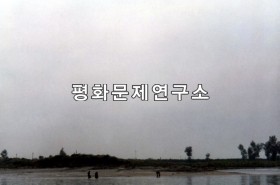 [자연지리]신의주시 압록강 주변 마을의 부두 풍경