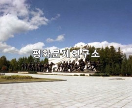 삼지연읍 삼지연대기념비 진격의 나팔수와 군상
