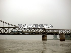 평안북도 압록강 조중우의교를 통해 중국으로 가고 있는 국제열차